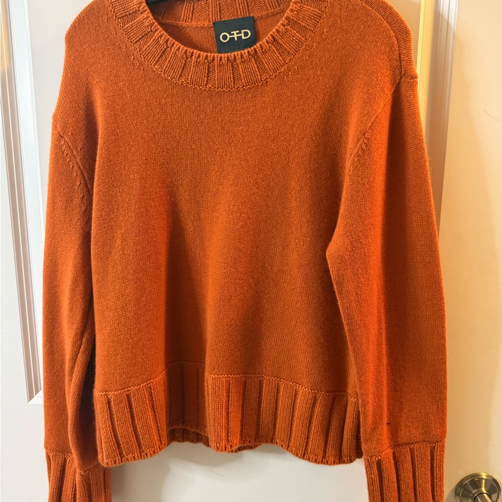 Vibrant Orange Crew Neck Sweater with Ribbed Hem